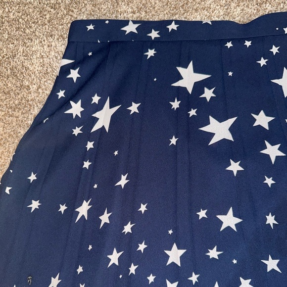 J. Crew Women’s navy skirt with white stars size 10 zips in the back with clasp - Picture 2 of 4